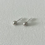 Minimal Natural Pearl Stud Earrings 5–5.5mm in Sterling Silver