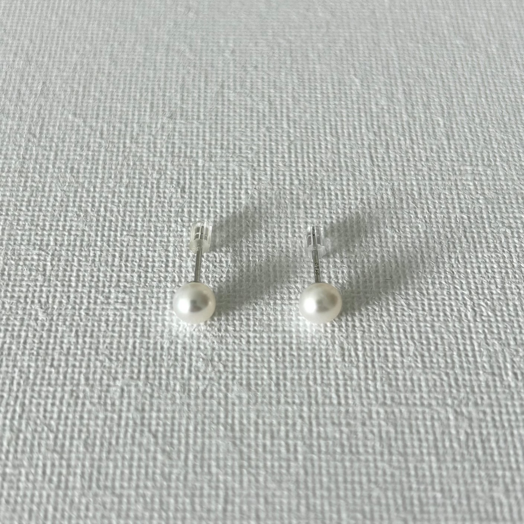 Minimal Natural Pearl Stud Earrings 5–5.5mm in Sterling Silver