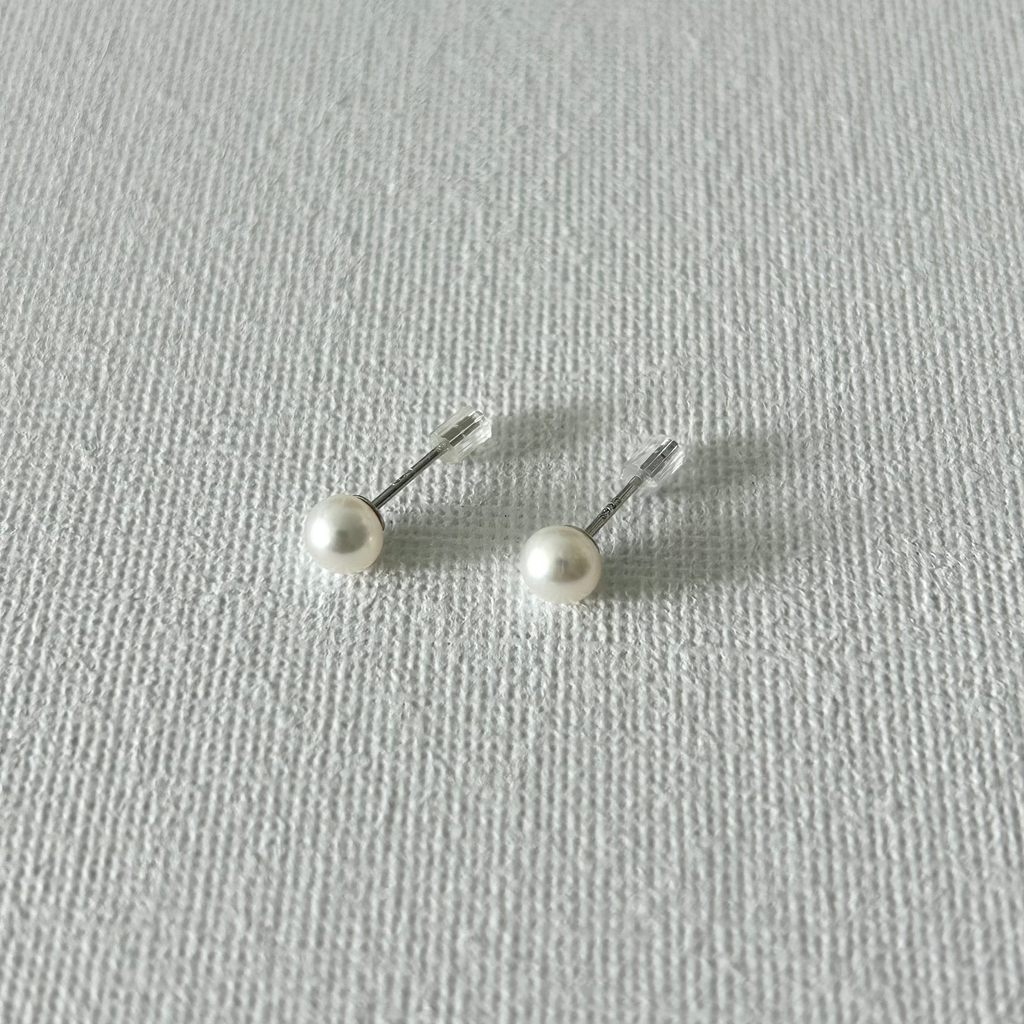 Minimal Natural Pearl Stud Earrings 5–5.5mm in Sterling Silver