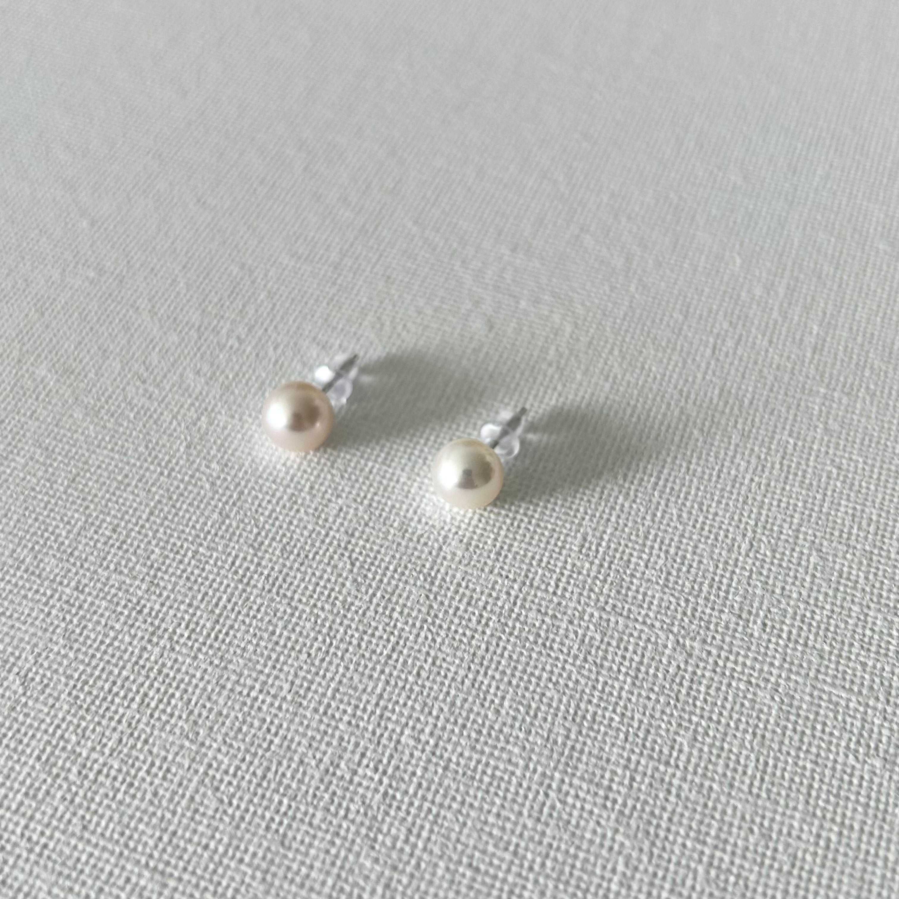 Minimal Natural Pearl Stud Earrings 7.5-8 mm in Sterling Silver